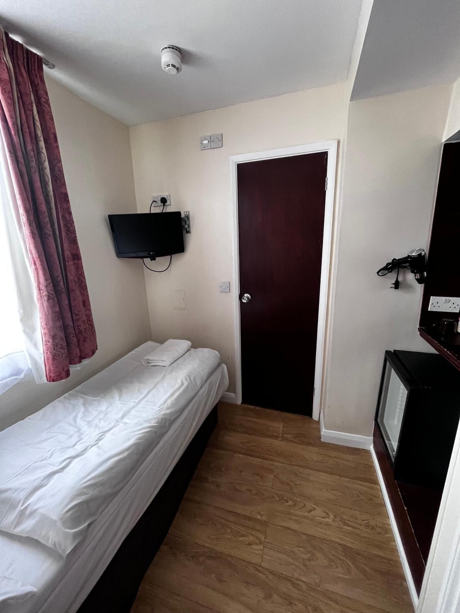 Dolphin - The 3* Londra